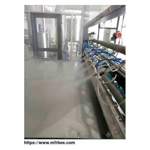 Liquid spraying machine
